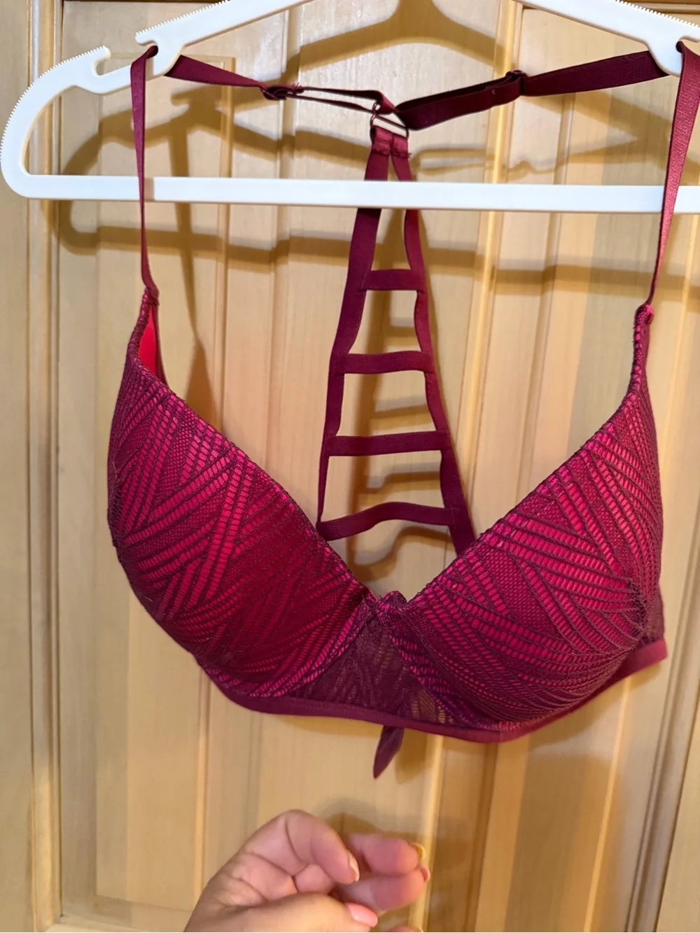 XOXO Lace-Pattern Plunge Bra in burgundy Berry Misses sz 40C
